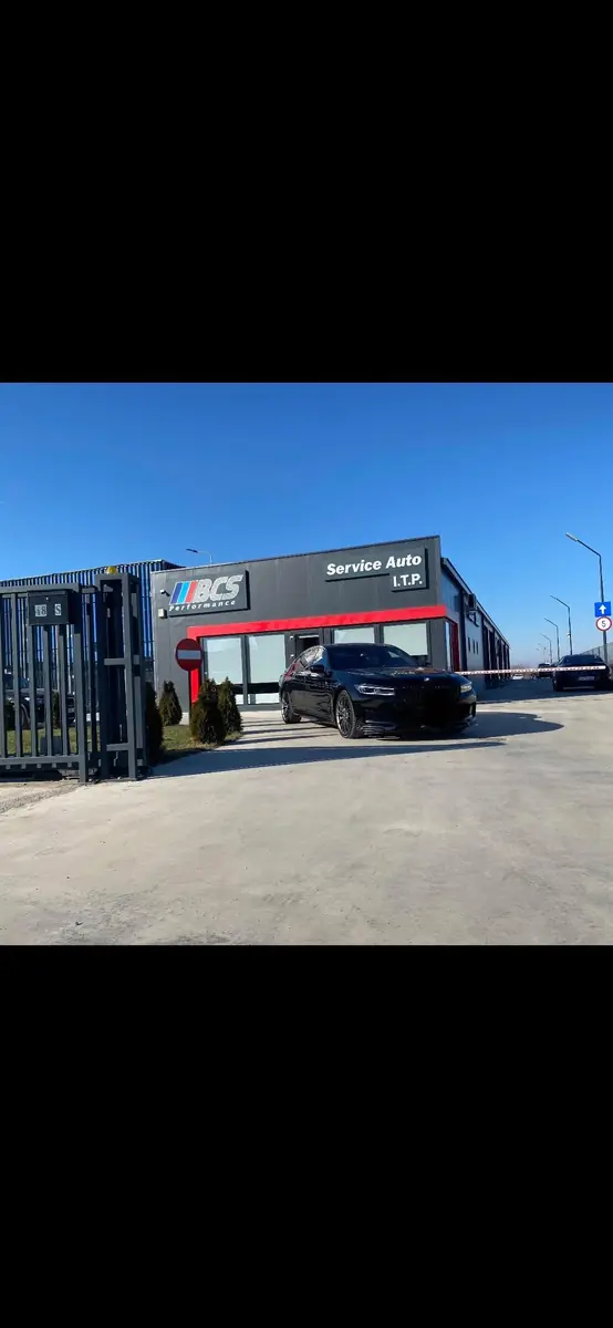 Atelierul BCS Performance din Jilava, cu un BMW în fața intrării