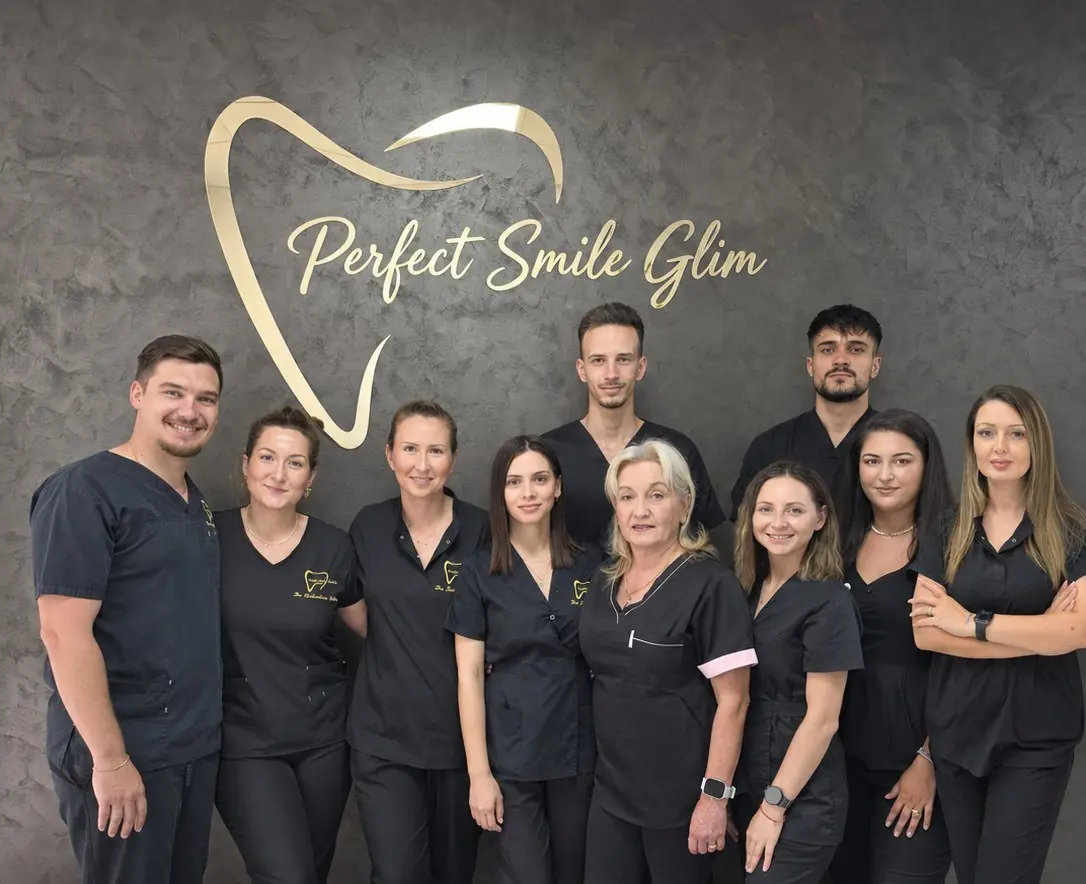 Echipa Perfect Smile Glim în clinica din Vârteju